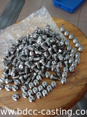 El CNC que trabaja a máquina el thermowell del acero inoxidable, piezas a juego del CNC, forjando las piezas, trabajando a máquina parte