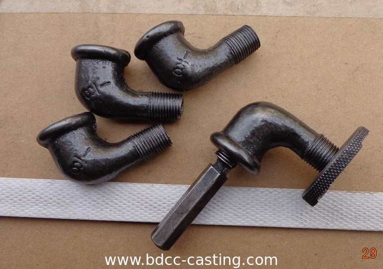 La instalación de tuberías, colocación de cobre amarillo, codo, entrerrosca, enchufe, reductor, instalación de tuberías del interruptor, modificó la colocación para requisitos particulares de cobre amarillo masculina y femenina